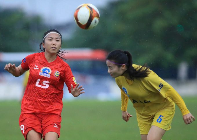 Tiền đạo Huỳnh Như và hậu vệ Hoàng Thị Loan trong trận đấu cuối cùng giải vô địch nữ quốc gia 2025, chiều 13/10 trên sân Thanh Trì, Hà Nội. Ảnh: Trương Thu Trang