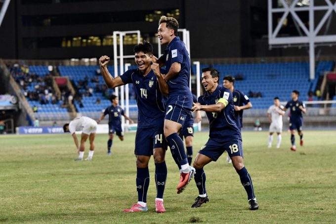 Tiền đạo Thái Lan Teerasak Poeiphimai (số 14) mừng bàn mở tỷ số ở phút thứ 4 trong trận thắng Đài Loan 6-1 ở lượt bốn bảng D vòng loại cuối Asian Cup 2027, trên sân Taipei Municipal, Đài Loan ngày 14/10/2025. Ảnh: FAT