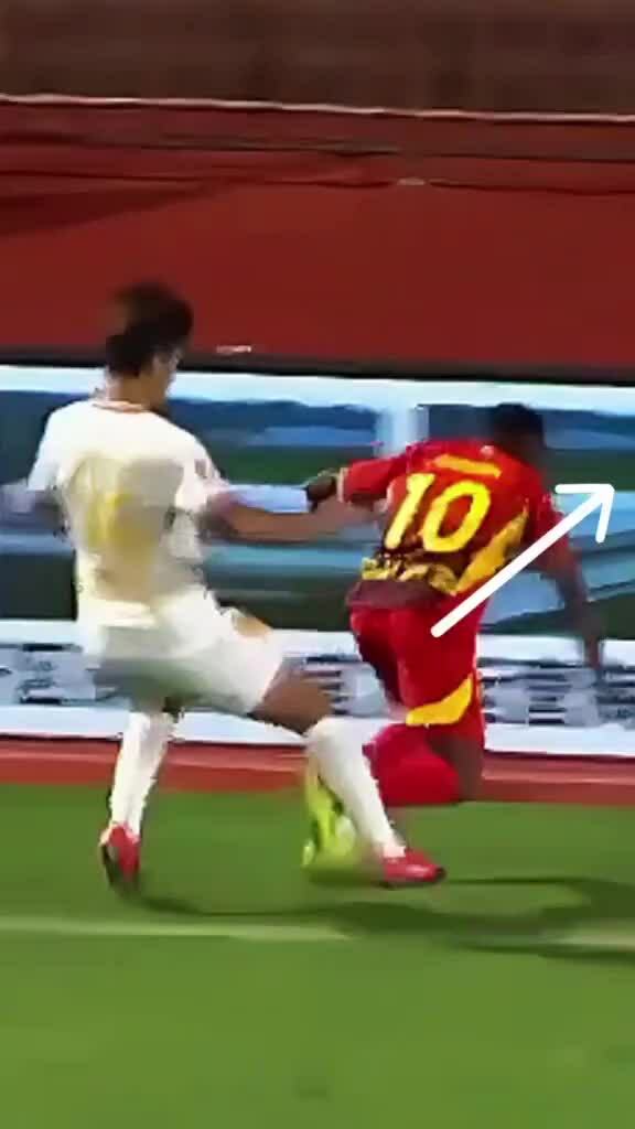 Cầu thủ bị đẩy ngã gãy cổ ở Trung Quốc