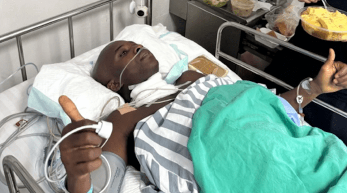 Guangxi Pingguo đăng ảnh Samuel Asamoah nằm trên giường bệnh, giơ hai ngón tay cái thể hiện sự lạc quan.