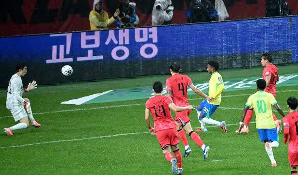 Tình huống Estevao mở tỷ số cho Brazil vào lưới Hàn Quốc trên sân Seoul World Cup tối 10/10/2025. Ảnh: Chosun