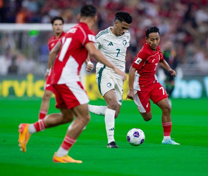 Indonesia (áo đỏ) trải qua 90 phút chính thức và 20 phút bù trong trận thua Arab Saudi (áo trắng) 2-3 ở lượt ra quân bảng B vòng loại bốn World Cup 2026 - khu vực châu Á, trên sân King Abdullah, Arab Saudi ngày 9/10/2025. Ảnh: SaudiNT