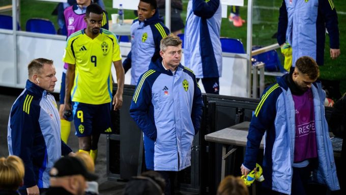 HLV Tomasson (giữa) và tiền đạo Isak (số 9) thất vọng khi về phòng thay đồ sau trận thua Kosovo trên sân nhà Nya Ullevi, Gothenburg hôm 14/10. Ảnh: Aftonbladet