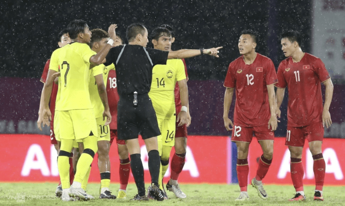 Việt Nam (áo đỏ) thắng Malaysia (áo vàng) 2-1 ở vòng bảng bóng đá Nam SEA Games 32 tại sân Visakha, Campuchia ngày 8/5/2023. Ảnh: Lâm Thỏa