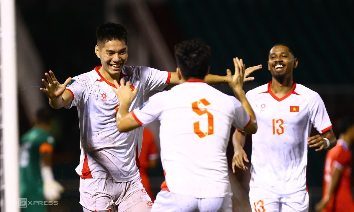 Trung vệ Nguyễn Hiểu Minh (trái) mừng bàn thắng duy nhất trận của Việt Nam trước Nepal trên sân Thống Nhất, TP HCM tối 14/10/2025. Ảnh: Đức Đồng