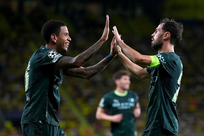 Đội trưởng Bernardo Silva (phải) mừng bàn ấn định chiến thắng 2-0 cùng Savinho, trên sân La Ceramica, Villarreal, Tây Ban Nha hôm 21/10. Ảnh: Reuters