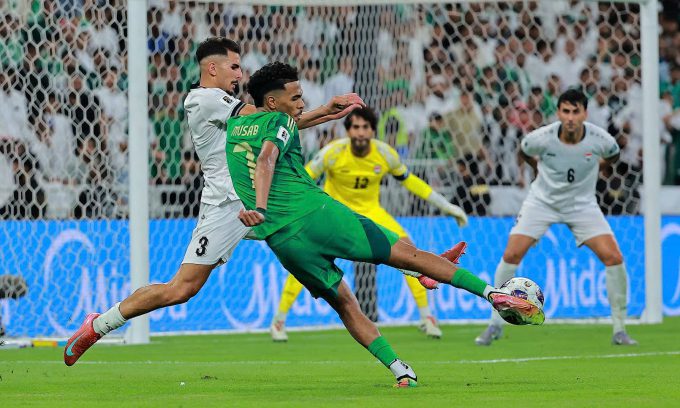 Arab Saudi (áo xanh) trong trận hòa Iraq 0-0 trên sân King Abdullah Sports City, thành phố Jeddah, Arab Saudi, tối 14/10/2025. Ảnh: Reuters