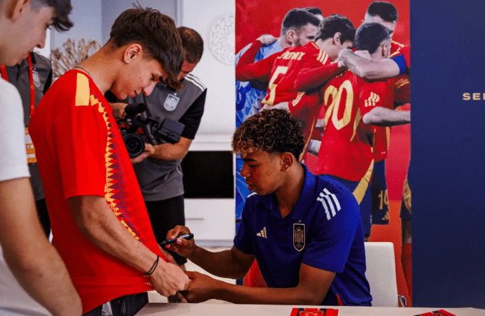 Lamine Yamal ký áo đấu người hâm mộ trong đợt tập trung của tuyển Tây Ban Nha. Ảnh: Tribuna