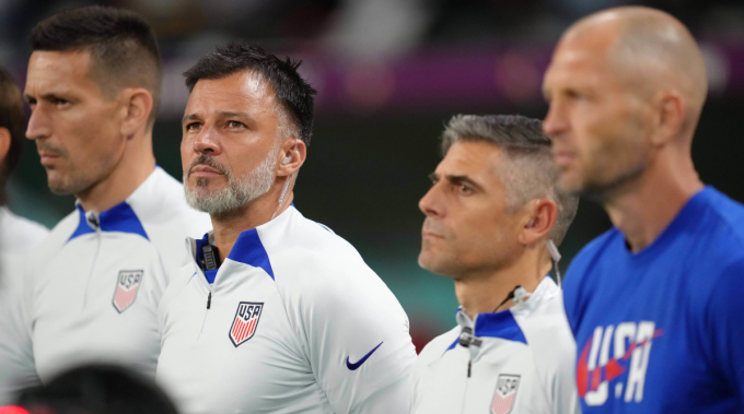 Anthony Hudson (thứ hai từ trái sang) khi làm trợ lý HLV ở đội tuyển bóng đá Mỹ tại World Cup 2022. Ảnh: PA