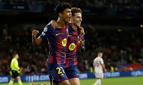 Fermin Lopez (thứ hai từ trái sang) mừng bàn nâng tỷ số lên 2-0. Ảnh: LaPresse