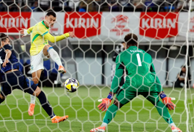 Gabriel Martinelli (áo vàng) dứt điểm chân trái chéo góc nâng tỷ số lên 2-0. Ảnh: EPA