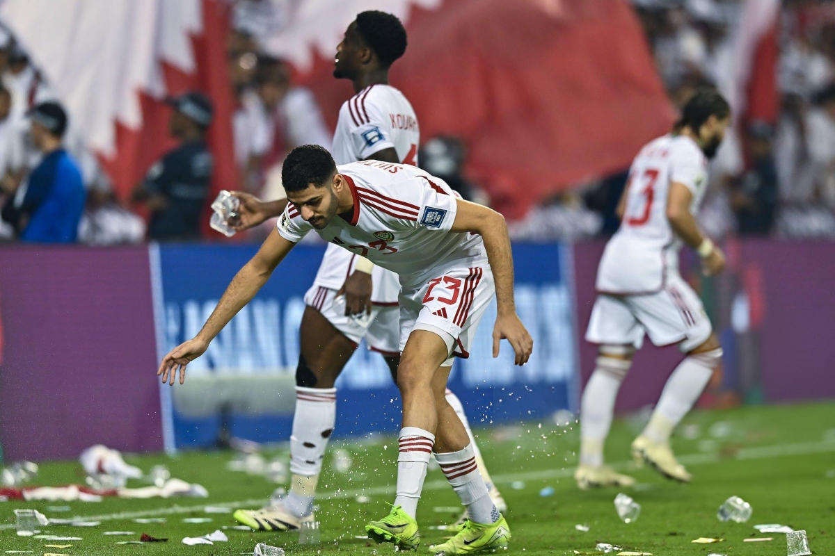 CĐV Qatar và UAE ẩu đả, ném nhau iPhone 17 Pro Max 1