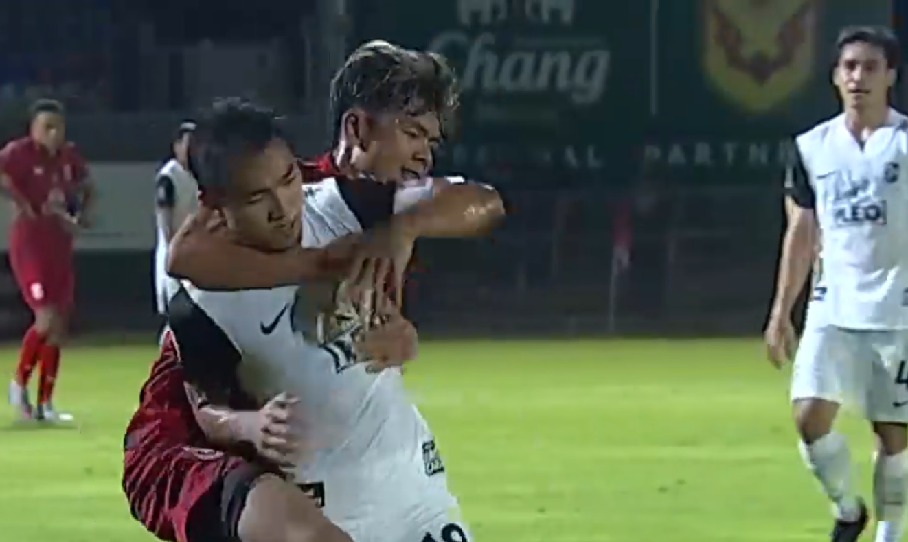 Chanathip bị đuổi vì giật chỏ vào mặt đối thủ