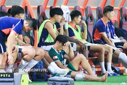 Bùi Tiến Dũng rời sân chỉ 16 phút sau pha va chạm nghiêm trọng