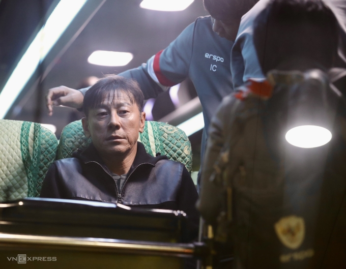 HLV Shin Tae-yong cùng đội tuyển Indonesia có mặt tại sân Nội Bài ngày 13/12/2024, hai ngày trước trận gặp Việt Nam tại vòng bảng ASEAN Cup 2024. Ảnh: Hiếu Lương