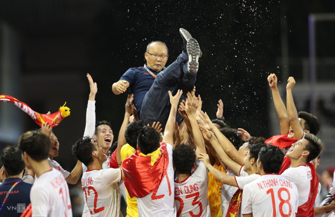 HLV Park Hang-seo được cầu thủ tung hô khi giúp U23 Việt Nam thắng U23 Indonsia 3-0 ở chung kết SEA Games 30 năm 2019 tại Philippines. Ảnh: Đức Đồng