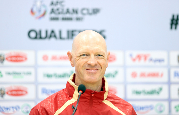 HLV Matt Ross họp báo tại sân Thống Nhất, TP HCM tối 13/10 để chuẩn bị cho trận tiếp Việt Nam ở vòng loại cuối Asian Cup 2027. Ảnh: Đức Đồng