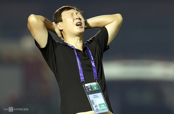 HLV Kim Sang-sik ôm đầu tiếc nuối khi cầu thủ Việt Nam bỏ lỡ cơ hội trước Nepal ở vòng loại cuối Asian Cup 2027, tối 14/10 trên sân Thống Nhất, TP HCM. Ảnh: Đức Đồng