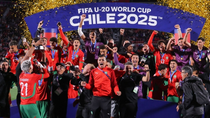 Cầu thủ Morocco nâng cup vô địch U20 World Cup sau khi thắng Argentina 2-0 trong trận chung kết tại Santiago de Chile ngày 19/10/2025. Ảnh: AFP