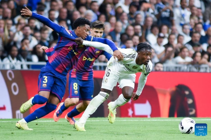 Camavinga thoát khỏi sự đeo bám của Balde và Pedri trong trận El Clasico trên sân Bernabeu, Madrid ngày 26/10. Ảnh: Xinhua