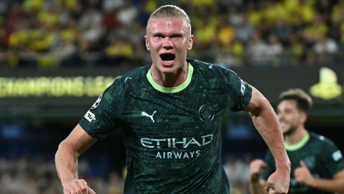 Haaland mừng bàn mở tỷ số cho Man City, trên sân La Ceramica, Villarreal, Tây Ban Nha hôm 21/10. Ảnh: Reuters