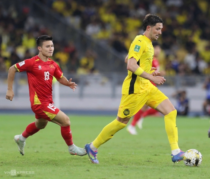 Trung vệ Malaysia Facundo Garces (áo vàng) thi đấu trong trận thắng Việt Nam (áo đỏ) 4-0 ở lượt hai bảng F vòng loại cuối Asian Cup 2027, trên sân Bukit Jalil, Malaysia ngày 10/6/2025. Ảnh: Hai Tư