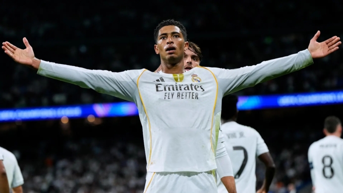 Bellingham dang tay mừng bàn duy nhất trên sân Bernabeu, Madrid, Tây Ban Nha hôm 22/10. Ảnh: Reuters