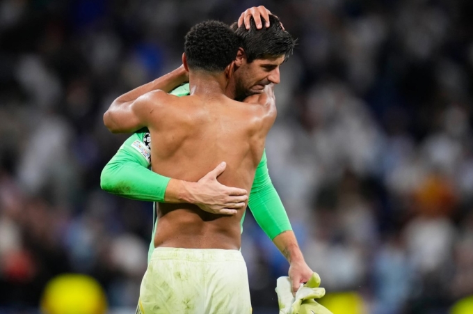 Jude Bellingham ôm Thibaut Courtois sau trận. Ảnh: AP