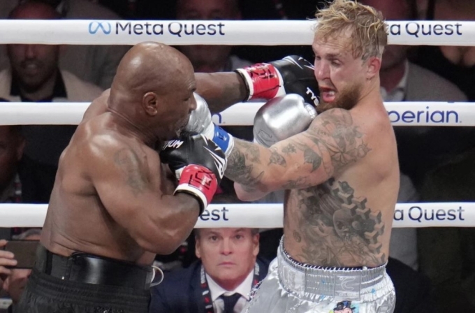 Netflix cũng phát sóng trận Mike Tyson (trái) thượng đài với Jake Paul tại Arlington, Texas ngày 15/11/2024. Ảnh: AP