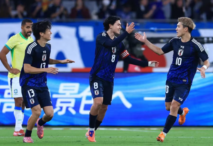 Minamino Takumi (giữa) mừng bàn rút ngắn tỷ số xuống 1-2, trong trận giao hữu Nhật Bản thắng Brazil 3-2 Trên sân Ajinomoto, Tokyo, Nhật Bản ngày 14/10/2025. Ảnh: AP