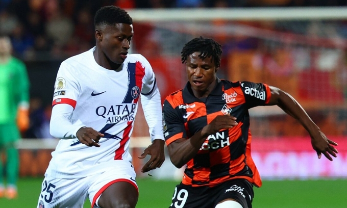 Nuno Mendes (trái) ghi bàn nhưng PSG vẫn bị Lorient cầm hòa trên sân Moustoir - Yves Allainmat, thành phố Lorient, Pháp, vòng 10 Ligue 1 tối 29/10/2025. Ảnh: PSG