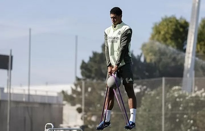 Bài tập với dây thun và tạ bình vôi dành cho mọi cầu thủ Real, chứ không riêng với Bellingham. Ảnh: Real Madrid