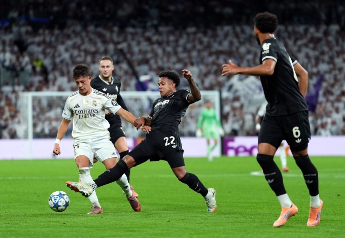 Guler (trắng) đi bóng trong sự truy cản của McKennie (số 22), trên sân Bernabeu, Madrid, Tây Ban Nha hôm 22/10. Ảnh: Reuters
