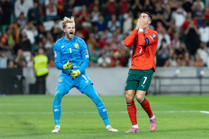 Caoimhin Kelleher vui mừng trước mặt Ronaldo. Ảnh: Imago