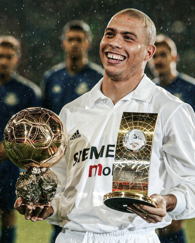 Ronaldo và hai danh hiệu Quả Bóng Vàng, Cầu thủ xuất sắc nhất FIFA trước trận đấu kỷ niệm 100 năm của Real Madrid tại sân Bernabeu, Madrid, Tây Ban Nha ngày 18/12/2002. Ảnh: AFP
