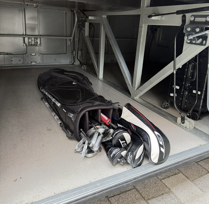 Bức ảnh chụp bộ gậy golf của HLV Shin bị lan truyền với thông tin rằng ông đi chơi trong lúc đội đi thi đấu trên sân khách.