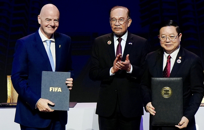 Chủ tịch FIFA Gianni Infantino (trái) ký thỏa thuận giải FIFA ASEAN Cup với Tổng Thư ký ASEAN Kao Kim Hourn (phải) trước sự chứng kiến của Thủ tướng Malaysia Anwar Ibrahim – Chủ tịch luân phiên ASEAN 2025. Ảnh: FIFA