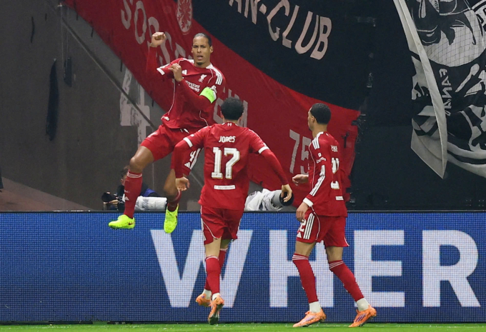 Van Dijk nhảy mừng bàn nâng tỷ số lên 2-1 cho Liverpool. Ảnh: Reuters