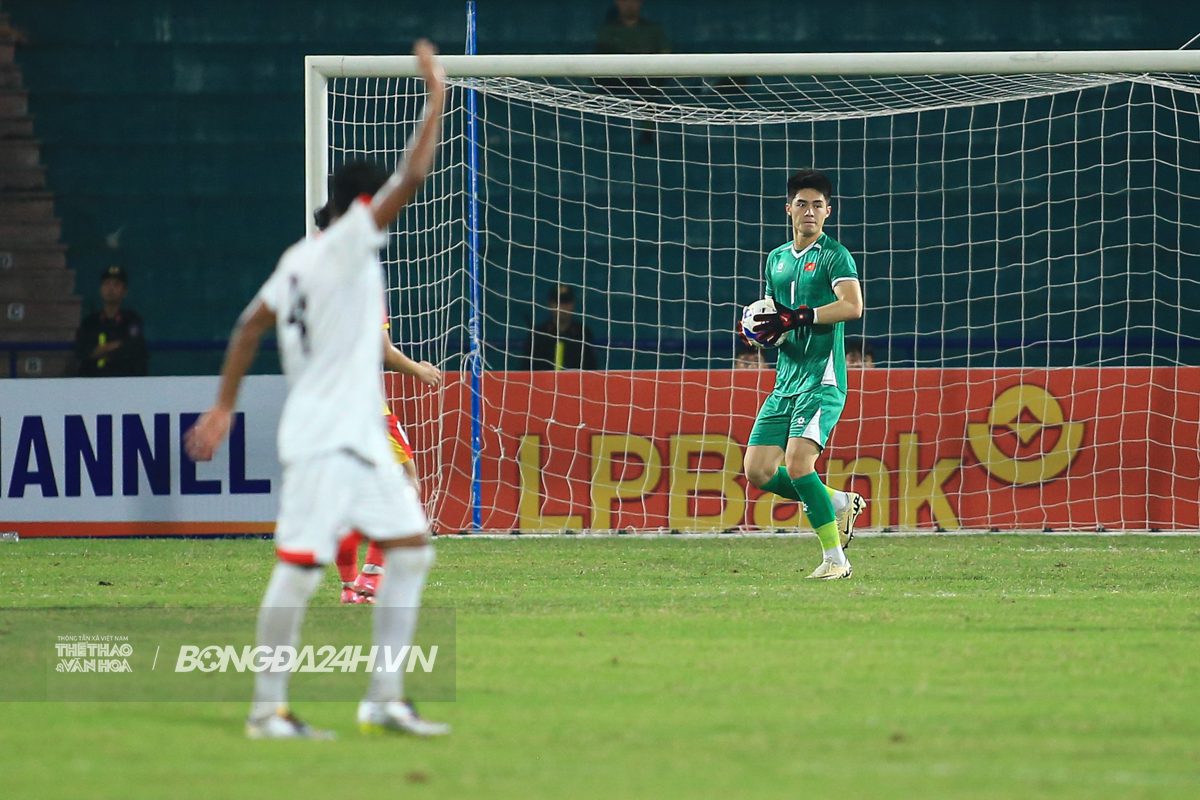 Văn Lâm mất suất bắt chính vào tay Trung Kiên 1