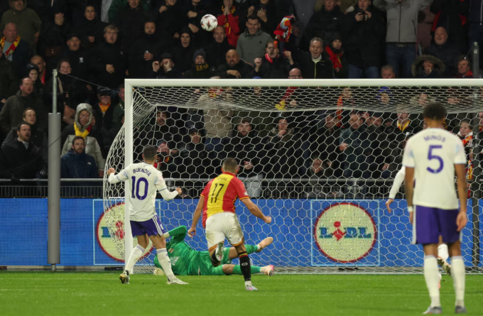 Cú đá phạt đền vọt xà của Emiliano Buendia. Ảnh: Reuters