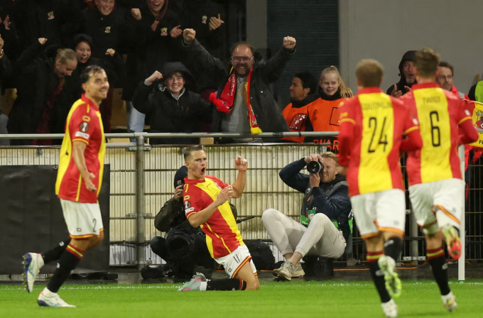 Các cầu thủ Go Ahead Eagles mừng bàn gỡ trong trận thắng ngược Aston Villa 2-1 ở lượt ba Europa League trên sân De Adelaarshorst, Deventer, Hà Lan ngày 23/10/2025. Ảnh: Reuters