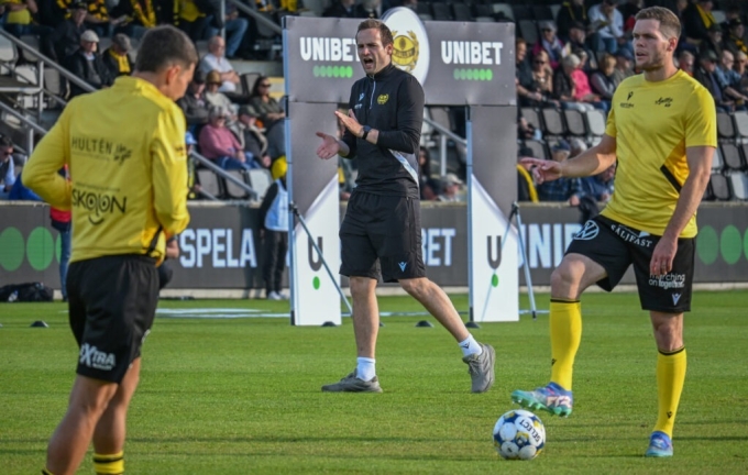 Karl Marius Aksum (áo đen) chỉ đạo các cầu thủ Mjallby khởi động trước một trận đấu. Ảnh: fotballtreneren.no