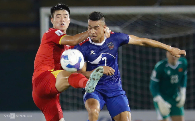 Đội trưởng Duy Mạnh ngăn chặn pha tấn công của tiền đạo Nepal ở lượt đi ngày 9/10 trên sân Gò Đậu ở vòng loại cuối Asian Cup 2027. Ảnh: Đức Đồng