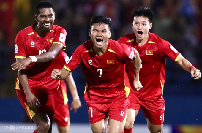 Phạm Xuân Mạnh (7) và đồng đội mừng bàn thắng nâng tỷ số 2-1 trước Nepal ở lượt đi ngày 9/10 trên sân Gò Đậu ở vòng loại cuối Asian Cup 2027. Ảnh: Đức Đồng