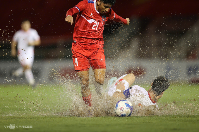 Vũng nước trước cầu môn Việt Nam khiến tiền đạo Nepal lỡ cơ hội dứt điểm khi đối mặt thủ môn Trung Kiên trong trận Nepal - Việt Nam vòng loại cuối Asian Cup 2027, tối 14/10 trên sân Thống Nhất, TP HCM. Ảnh: Đức Đồng
