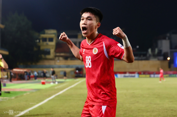 Lê Văn Đô mừng bàn thắng ở phút 30 trong trận Công an Hà Nội hòa Macarthur 1-1 ở lượt ba bảng E AFC Champions League Two 2025-2026 trên sân Hàng Đẫy, Hà Nội ngày 23/10/2025. Ảnh: Hoàng Huynh