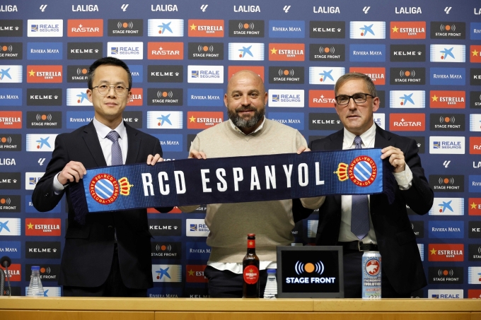 Manolo trong lễ ra mắt với tư cách HLV trưởng Espanyol ngày 13/3/2024. Ảnh: RCD Espanyol