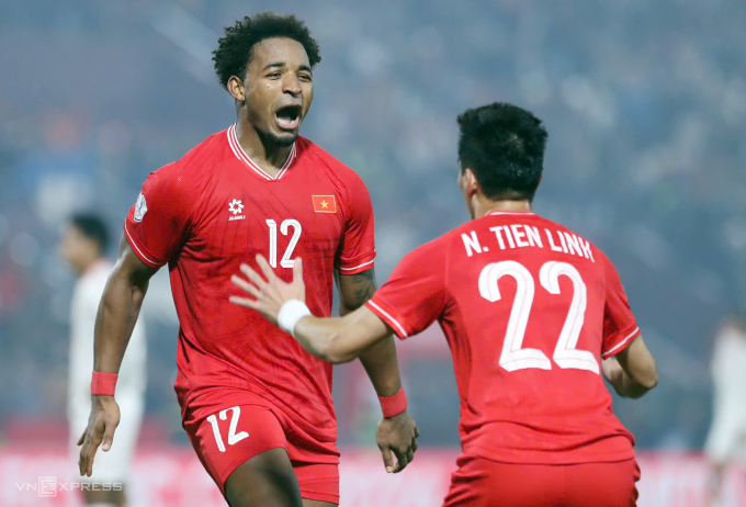 Nguyễn Xuân Son (trái) mừng bàn trong trận Việt Nam thắng Myanmar 5-0 ở lượt cuối bảng B ASEAN Cup 2024 trên sân Việt Trì, Phú Thọ, vào ngày 21/12/2024. Ảnh: Hai Tư
