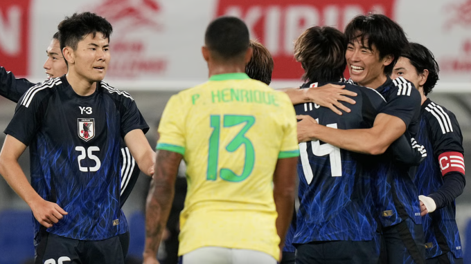 Cầu thủ Nhật Bản (áo xanh) mừng chiến thắng 3-2 trước Brazil ở trận giao hữu trên sân Ajinomoto, Nhật Bản ngày 14/10/2025. Ảnh: AP