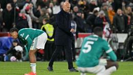 Arne Slot né tránh nói về tương lai sau chuỗi thua của Liverpool